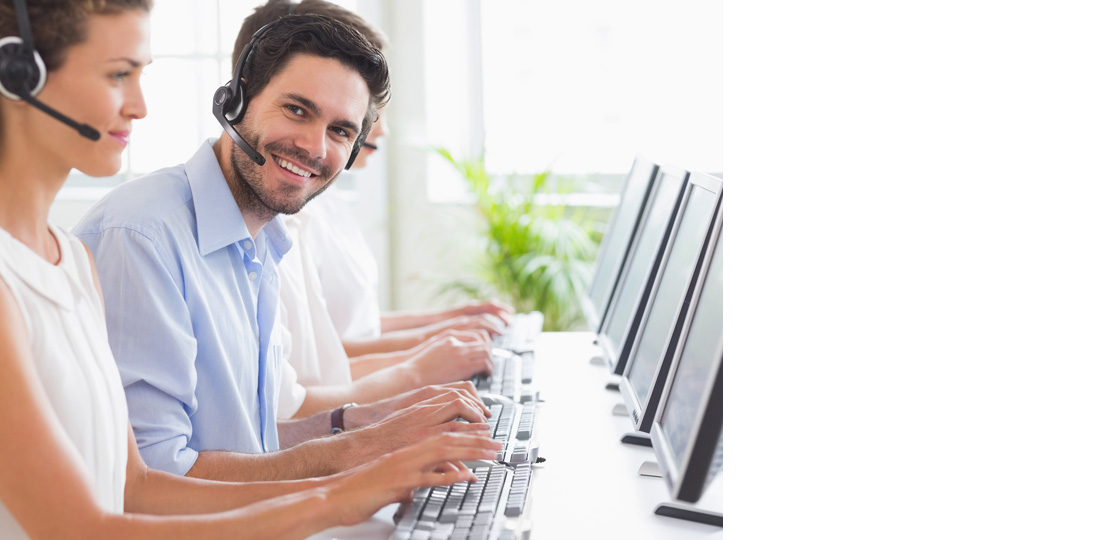 técnico sonriendo analizando datos delante de un monitor