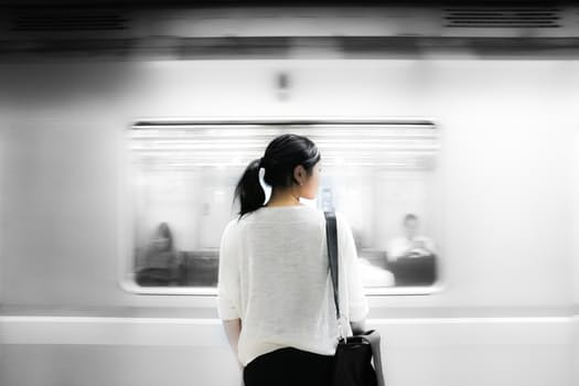 persona en estación de metro